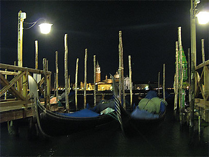 Gondole dans la nuit à Venise