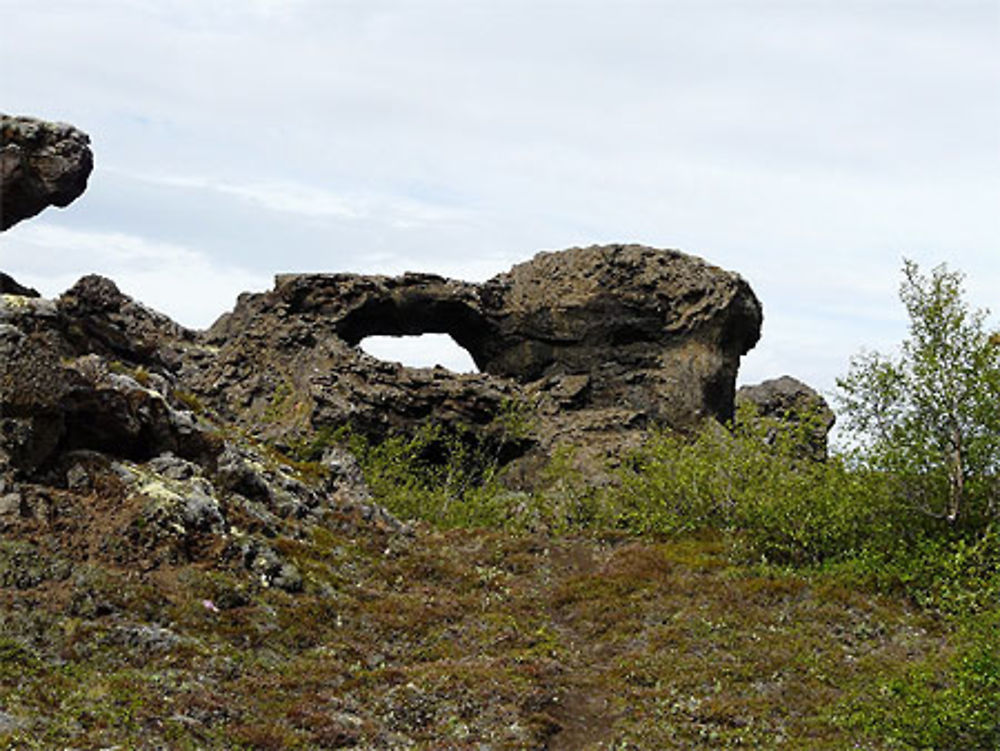 Les châteaux noirs ou Dimmuborgir, belle promenade matinale dans des formations de lave