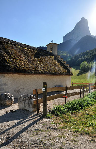 La vieille chapelle au toit de chaume sous le Mont Aiguille La vieille chapelle au toit de chaume sous le Mont Aiguille