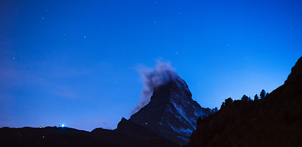 Ciel étoilé et petites lumières sur le Cervin