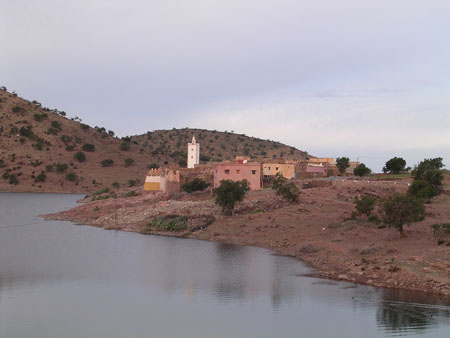 Petit village dans le moyen-Atlas Petit village dans le moyen-Atlas