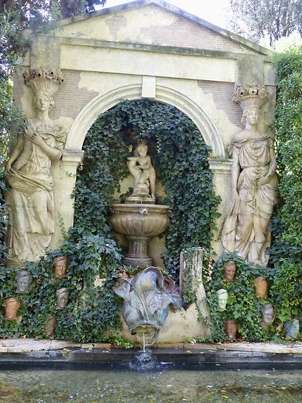 La fontaine ornée de bustes de Wagner 