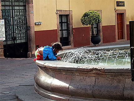 Enfant à la fontaine