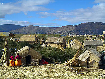 Sur les îles Uros du Lac Titicaca