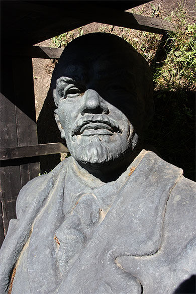 Statue de Lénine cachée dans le parc du château