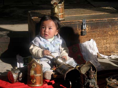 Fillette tibétaine au marché de Shigatze Fillette tibétaine au marché de Shigatze