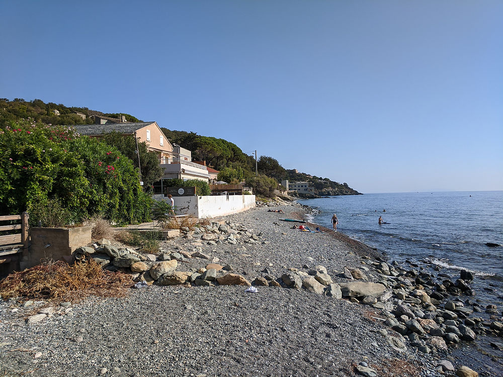 Petite plage de galets