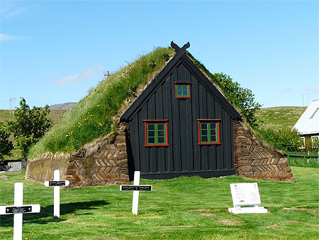 Vidim Rarkirkja l'église de tourbe près de Varmahlid Vidim Rarkirkja l'église de tourbe près de Varmahlid