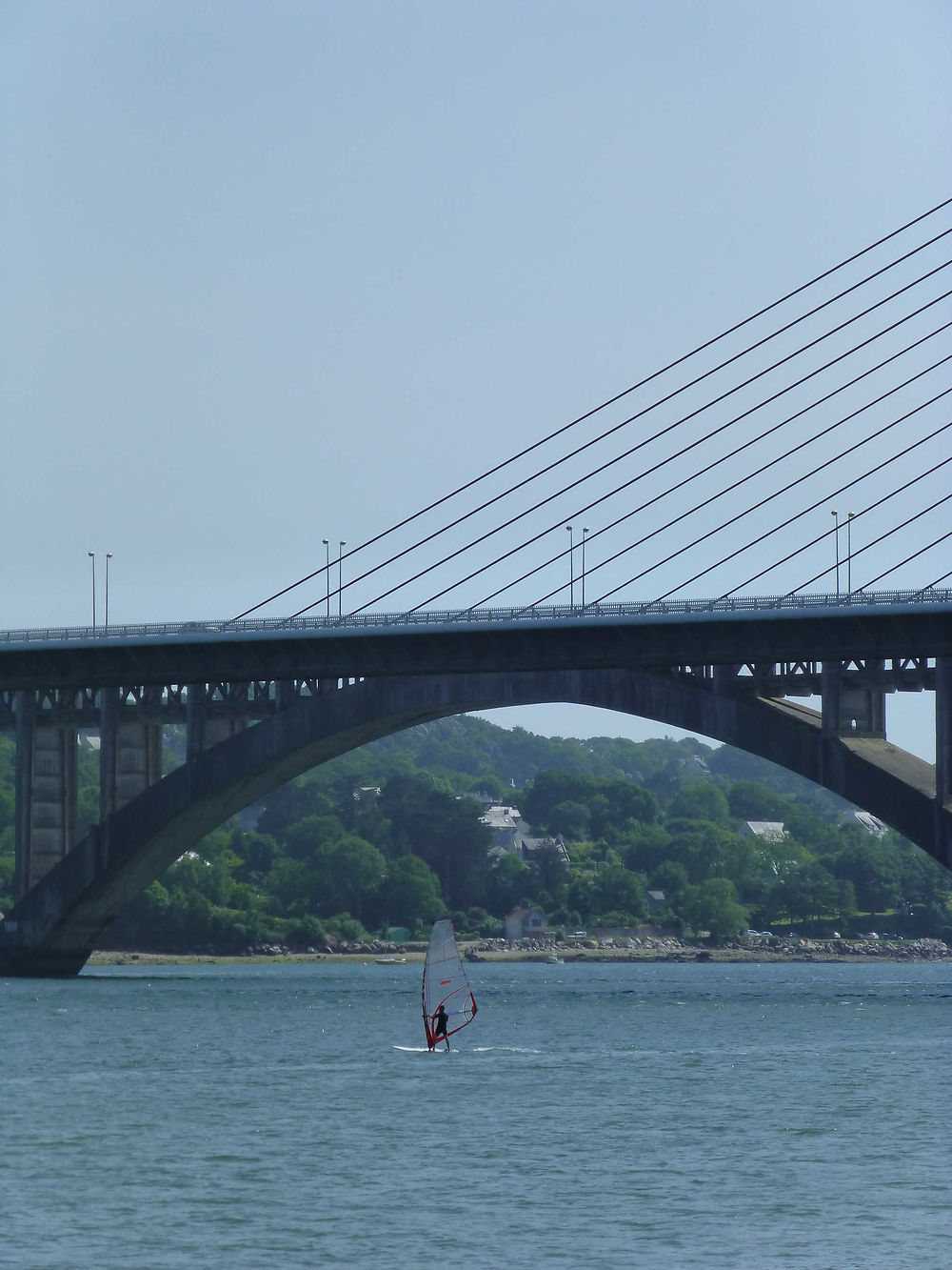 Véliplanchiste devant le pont