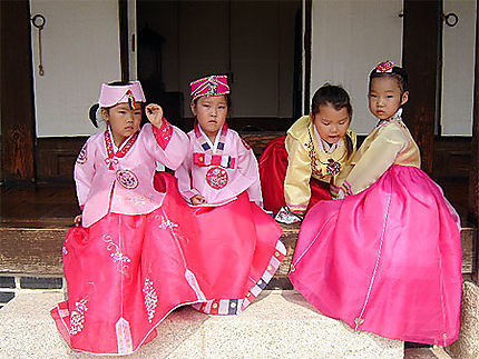 Petites filles en costume traditionel