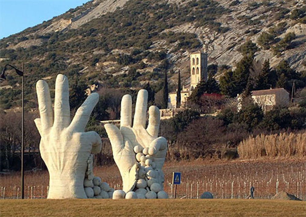 Monument devant la Cave des Vignerons