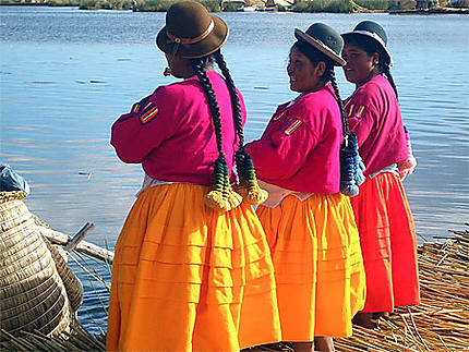 Habitants des îles Uros (Lac Titicaca)
