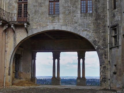 Vue de la cour intérieure château de Biron