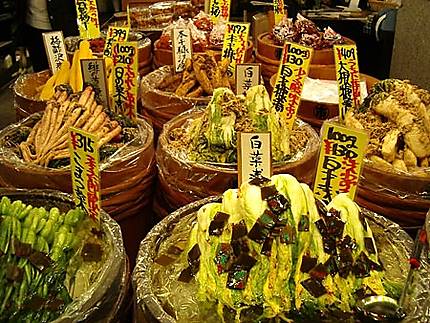 Etal de légumes marinés au marché de Nishiki