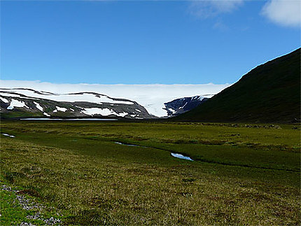 Le fjord de Kaldalon et une langue glaciaire du Drangajokul