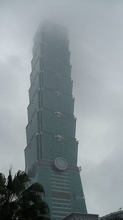 La tour Taipei 101 dans la brume