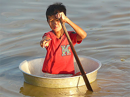 Enfant d'un village flottant du lac Tonlé Sap
