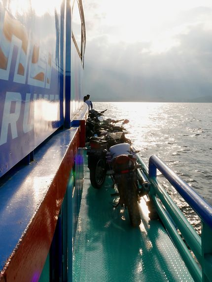 Le ferry sur le lac Toba, Indonésie