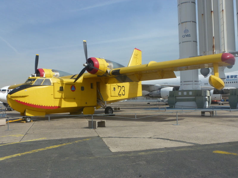 Un Canadair CL-215 (Musée de l'Air et de l'Espace) Un Canadair CL-215 (Musée de l'Air et de l'Espace)