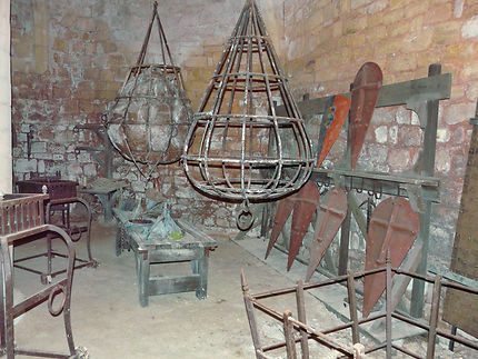 Salle d'armes avec les boucliers château de Biron