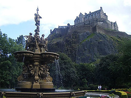 Château d'Edimbourg et fontaine