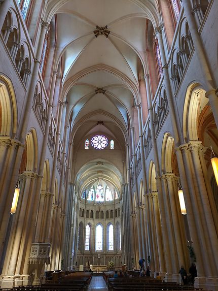 Intérieur rosé de la Cathédrale Saint-Jean