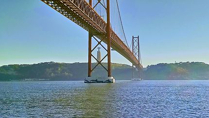 Pont du 25 avril et le Christ à Lisbonne 