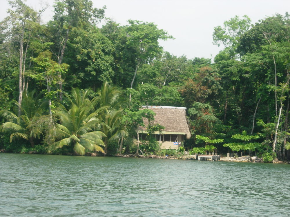 Le rio dulce en lancha