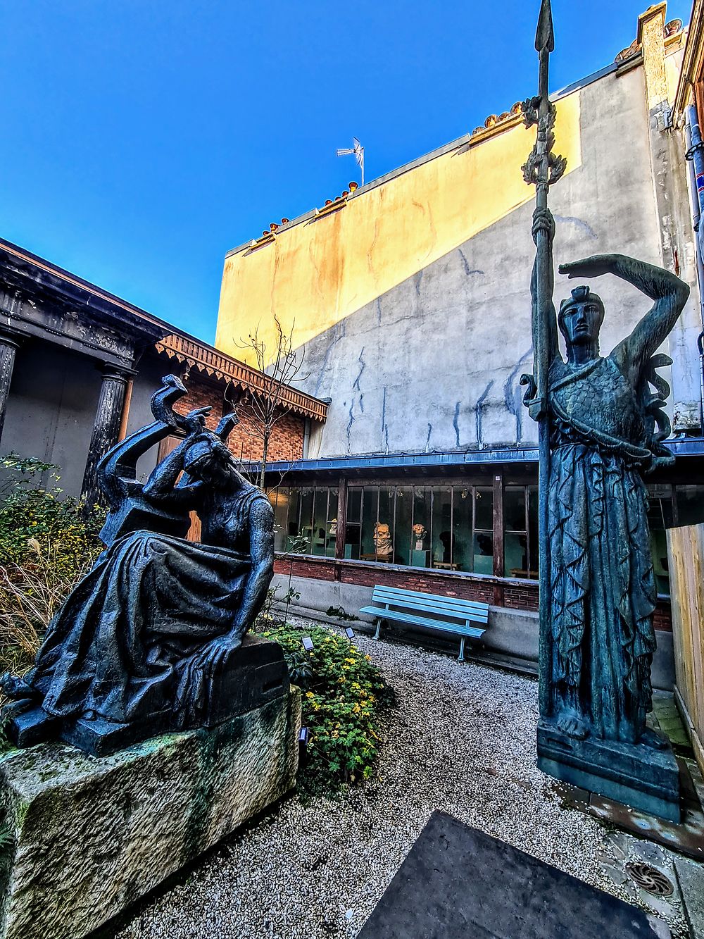 Bourdelle dans son jardin en brique rose 