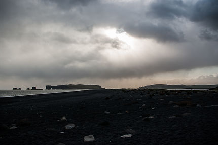 Ciel de pluie sur le cap de Dyrolaey en Islande