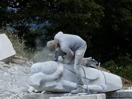 Sculpteur sur site de la Vallée des Saints
