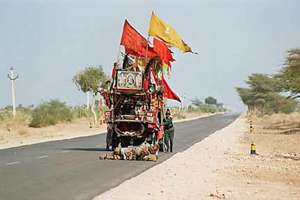 Sadhu roulant sur lui même sur des km