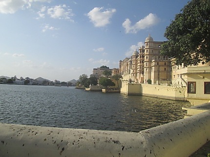 Vue sur le lac Pichola depuis le palais