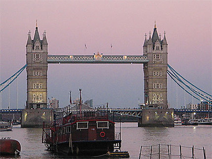 Tower Bridge au soleil couchant