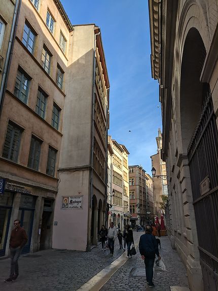 Longue rue animée St Jean