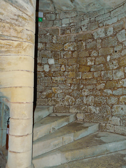 Escalier en pierres du château de Biron