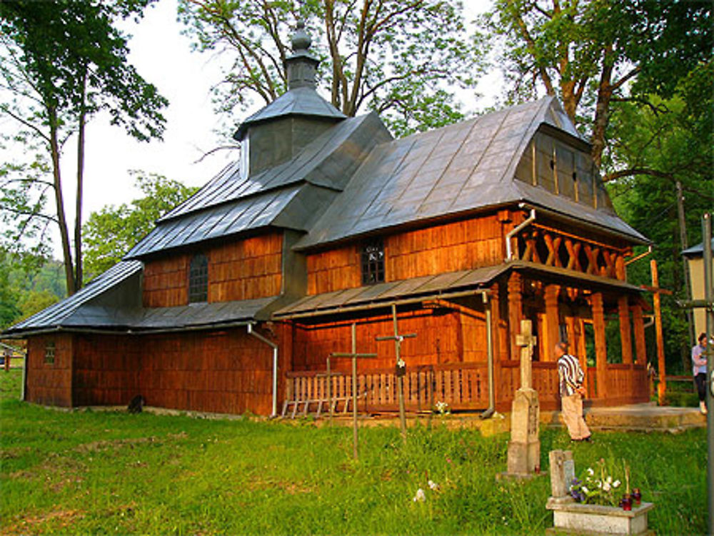 Derniers rayons sur l'église en bois