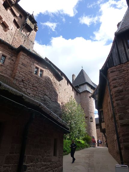 À l'entrée du château du Haut-Kœnigsbourg