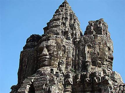 Le sourire mystérieux des têtes de pierre de la porte Sud d'Angkor Thom