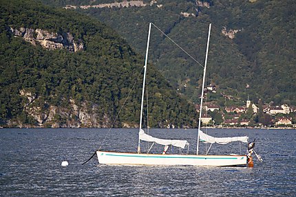 Annecy - Le lac -  Le voilier au repos