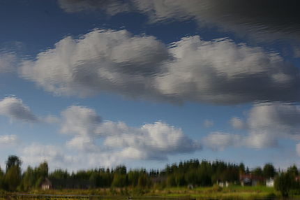Reflet du ciel dans l'eau d'un lac de Finlande