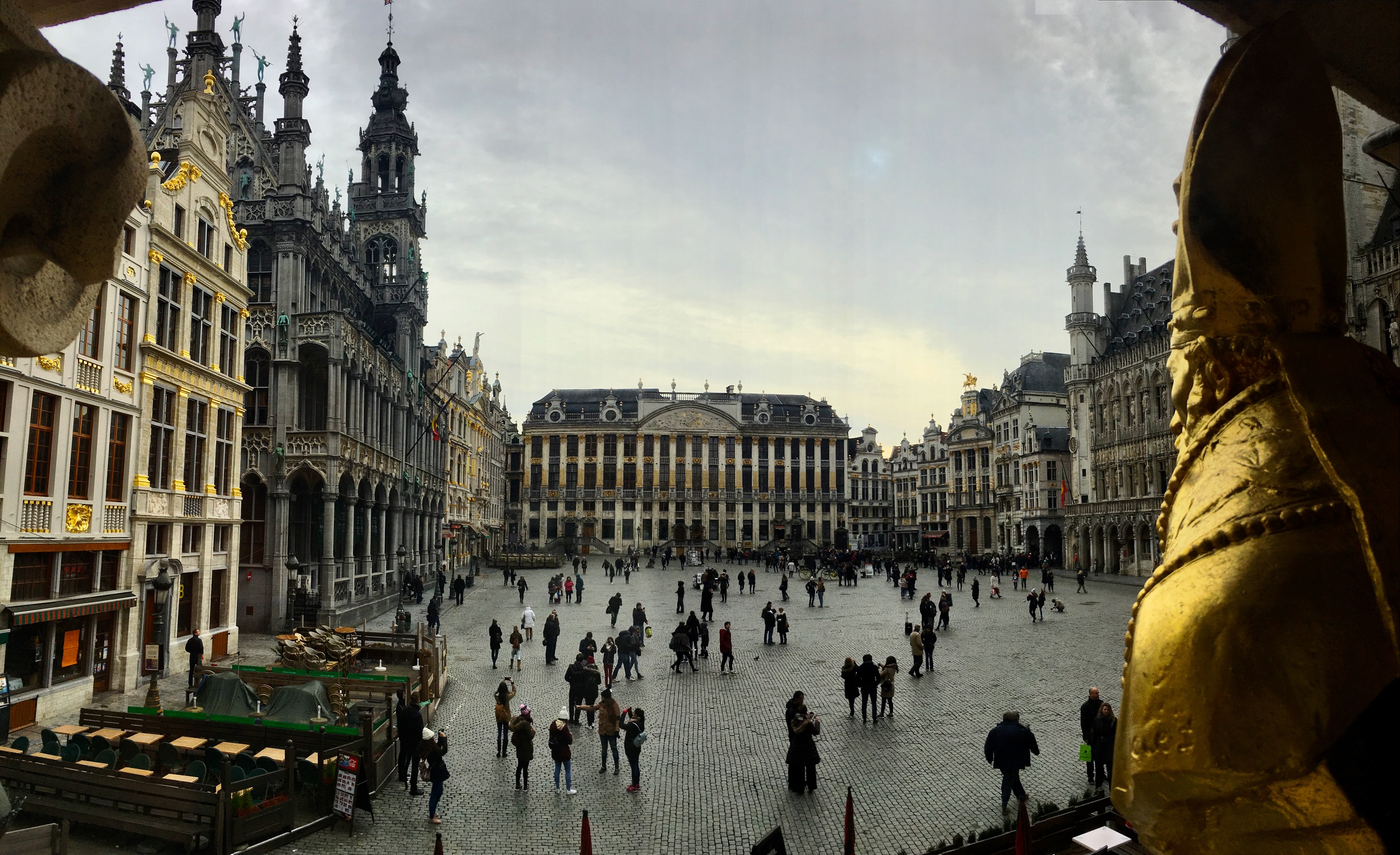 Un matin sur la Grand-Place Un matin sur la Grand-Place