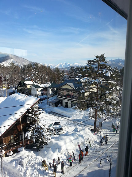 La jolie station de ski de Hakouba près de Nagano 