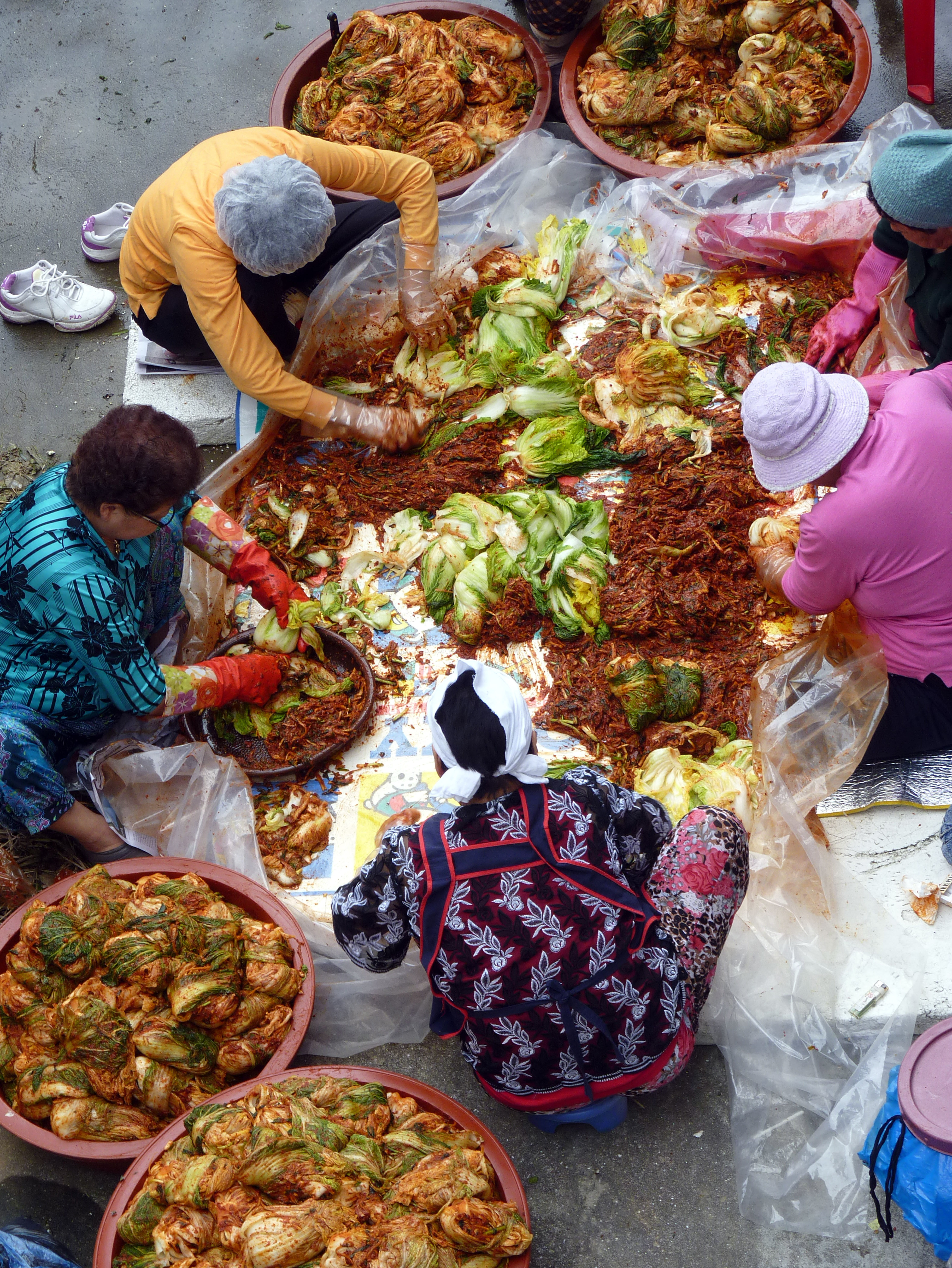 Des femmes préparent le kimchi à Séoul