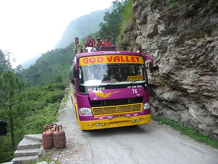 Bus sur la route vers Manali, Inde