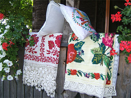 Linge de maison décoré aux broderies locales Linge de maison décoré aux broderies locales