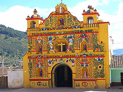 Eglise insolite et saints colorés à San Andrés Xequl
