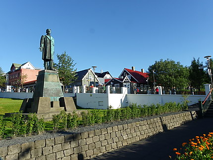 Statue devant la maison du gouvernement