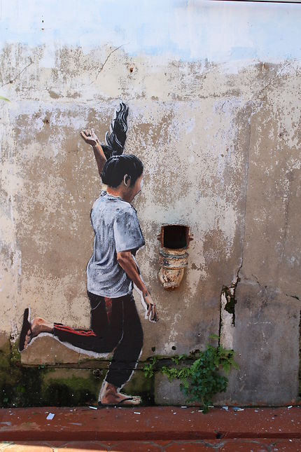 Elle danse, street art à Bornéo
