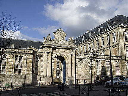 Porte de l'abbaye St Vaast